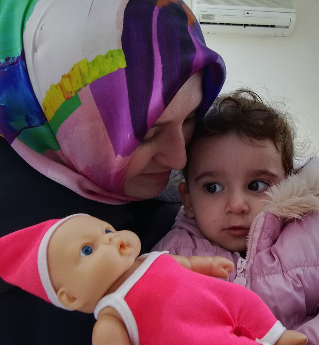 Çocuklarınızı çok öpün,her öpüşte
Cennetteki dereceniz yükselir
Çocuk kokusu Cennet kokusudur.
Canım kızım senin dünyaya gelişinle Rabbimin bana müjdelemiş olduğu cenneti ayağımın altına serdim öyle güzel ki varlığın seni çok seviyorum cennet kokulum seni çok özledim..