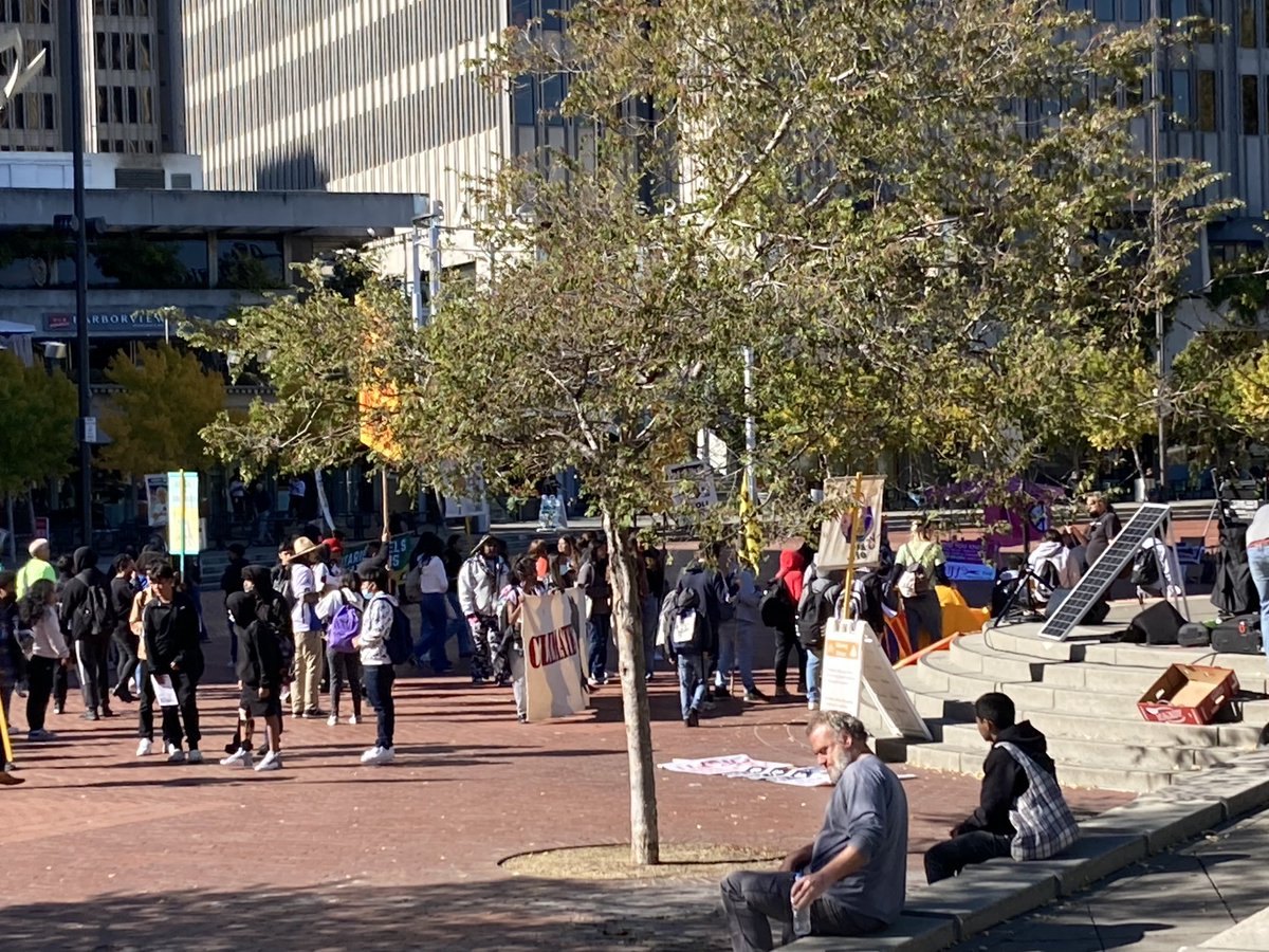 HVladamier's tweet image. @SF #TheFerryBuilding #EmbarcaderoCenter Right now she&apos;s on the mic 🎤 mocking God ✝️ 🤷🏻‍♂️