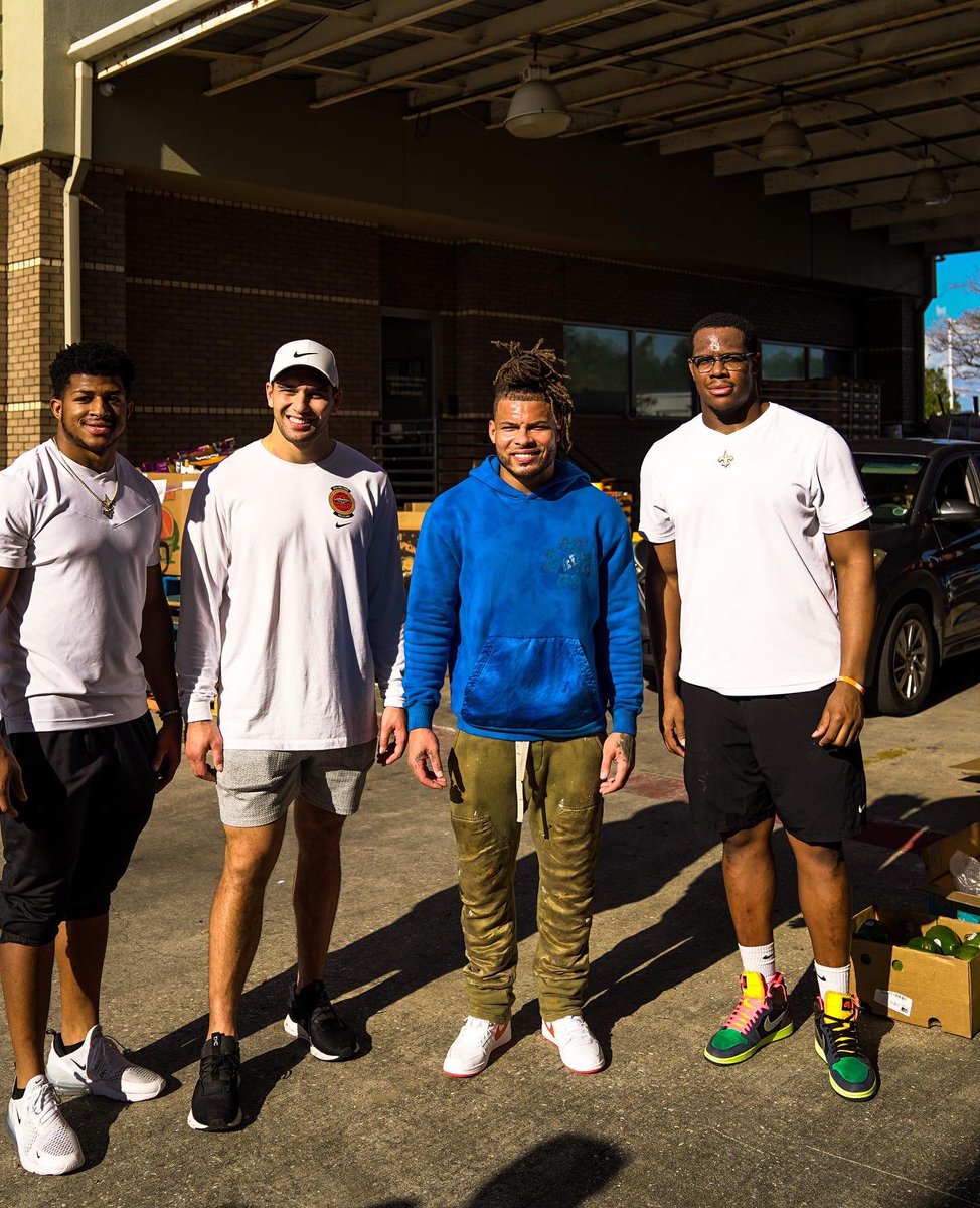 TM32_Foundation's tweet photo. Tyranns Turkeys 2022 ✅ @Mathieu_Era partnered with @givinghopenola &amp; recruited his #Saints teammates to help pass out turkeys and fresh food + goods to 500 families this past Tuesday!🙏🏽 &amp; as an additional special surprise, all the ladies received a flower bouquet 💐 https://t.co/HuUrD54oTC