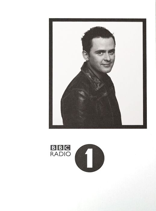 AnorakAttic's tweet photo. Phew, it's been an epic today! Our final #OfficialChartShow #PhotocardFriday post of the day goes to one of its most recent hosts - @scott_mills
Scott hosted his first Top 40 way back in 1999! His many years as cover were rewarded when he was FINALLY made permanent host in 2018! https://t.co/ifTGYfKgpn