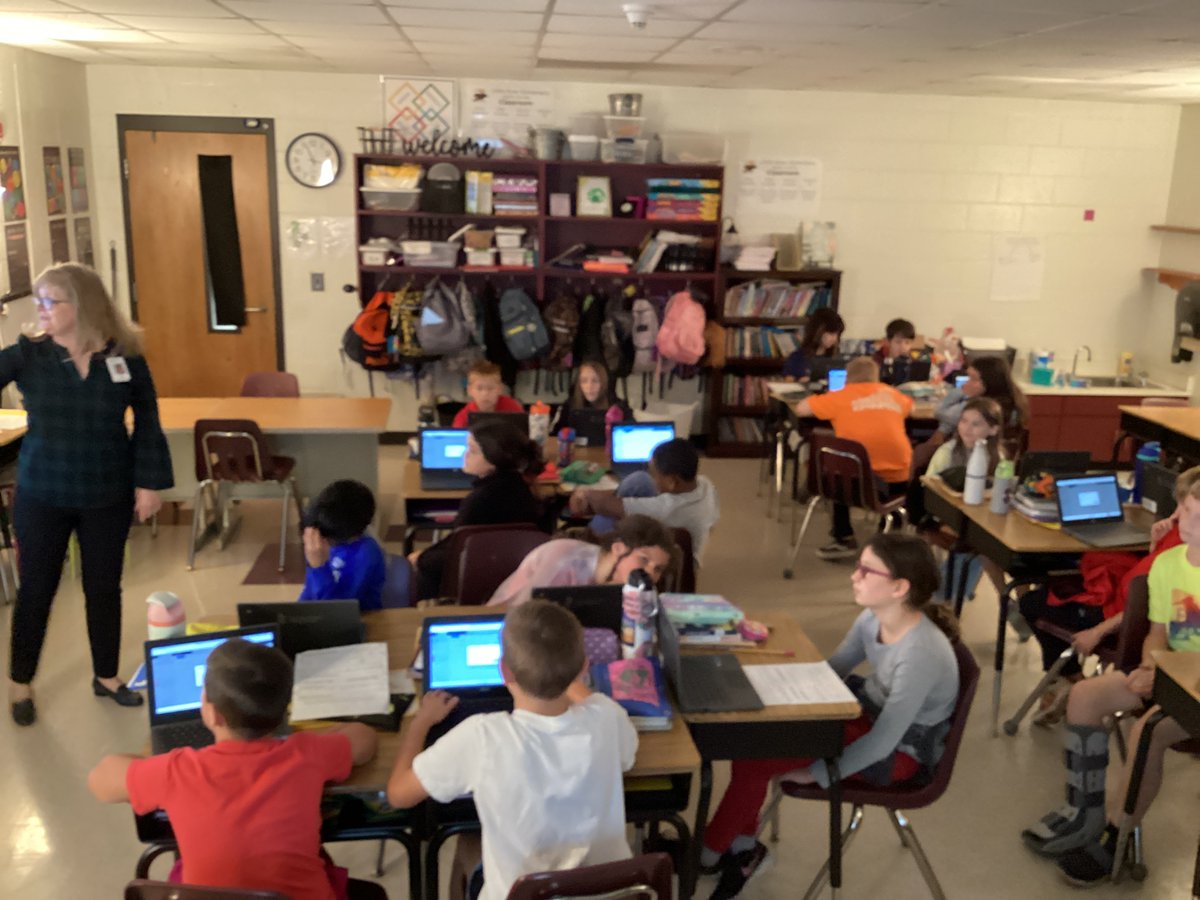 dixiegatorgirl's tweet photo. We got organized in @BlascoBrenda's class today!!  These students learned the important life skill of using @OneDrive to start and save their work in folders.  My favorite statement today? "It is so fun to get organized!" @CherokeeSchools  @littleriveres1 @MicrosoftEDU https://t.co/VRQLu869ur