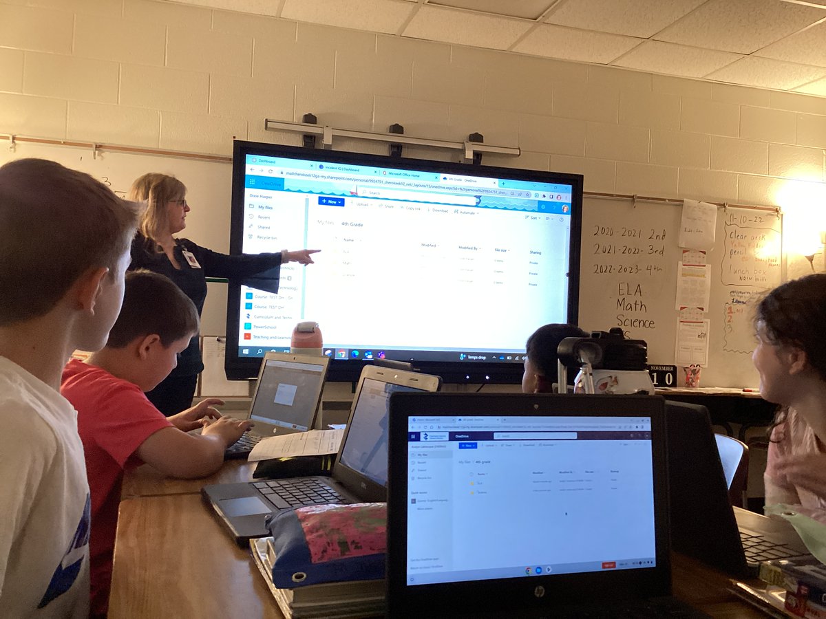 dixiegatorgirl's tweet photo. We got organized in @BlascoBrenda's class today!!  These students learned the important life skill of using @OneDrive to start and save their work in folders.  My favorite statement today? "It is so fun to get organized!" @CherokeeSchools  @littleriveres1 @MicrosoftEDU https://t.co/VRQLu869ur