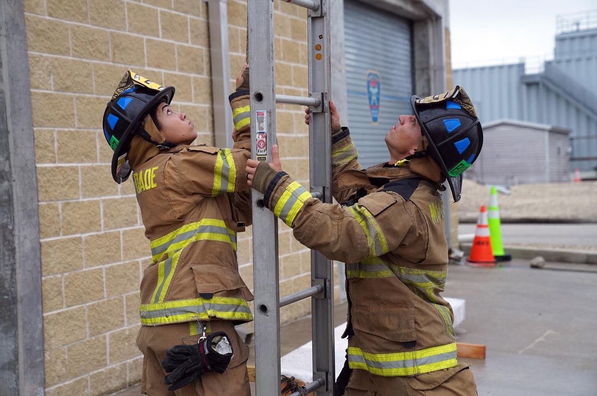 MiamiDadeFire's tweet photo. Sometimes the only means of escape from a structure fire is a ladder that firefighters carry on their trucks. On Thursday, #MDFRClass150 practiced different scenarios with an array of ladders that will be available to them when they enter field service in the coming months. https://t.co/KzRKbfzb81