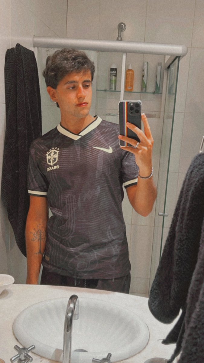 math_alva_'s tweet photo. Xonadíssimo na minha camisa da seleção nova https://t.co/SvW0qBtTmT