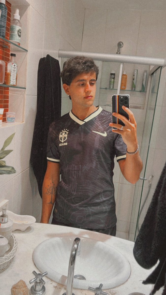 math_alva_'s tweet photo. Xonadíssimo na minha camisa da seleção nova https://t.co/SvW0qBtTmT