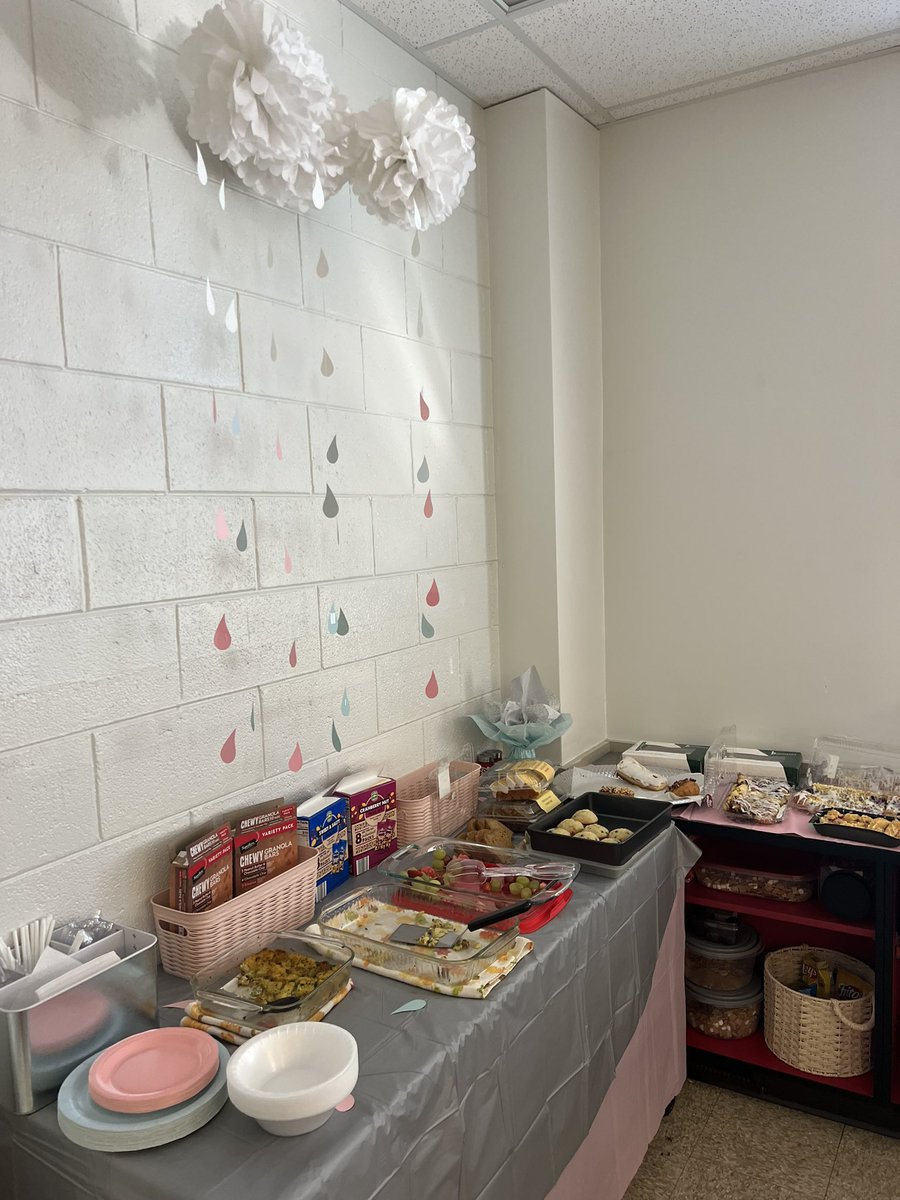 MrsSchoberYGS's tweet photo. So thoughtful and kind of YGS and the Sunshine Committee to put together this beautiful sprinkle! 
Baby and I felt so special today. 
🌧💕💙🍼👶🏼 #feelingloved #4weeksorless https://t.co/CptHDtK3cn