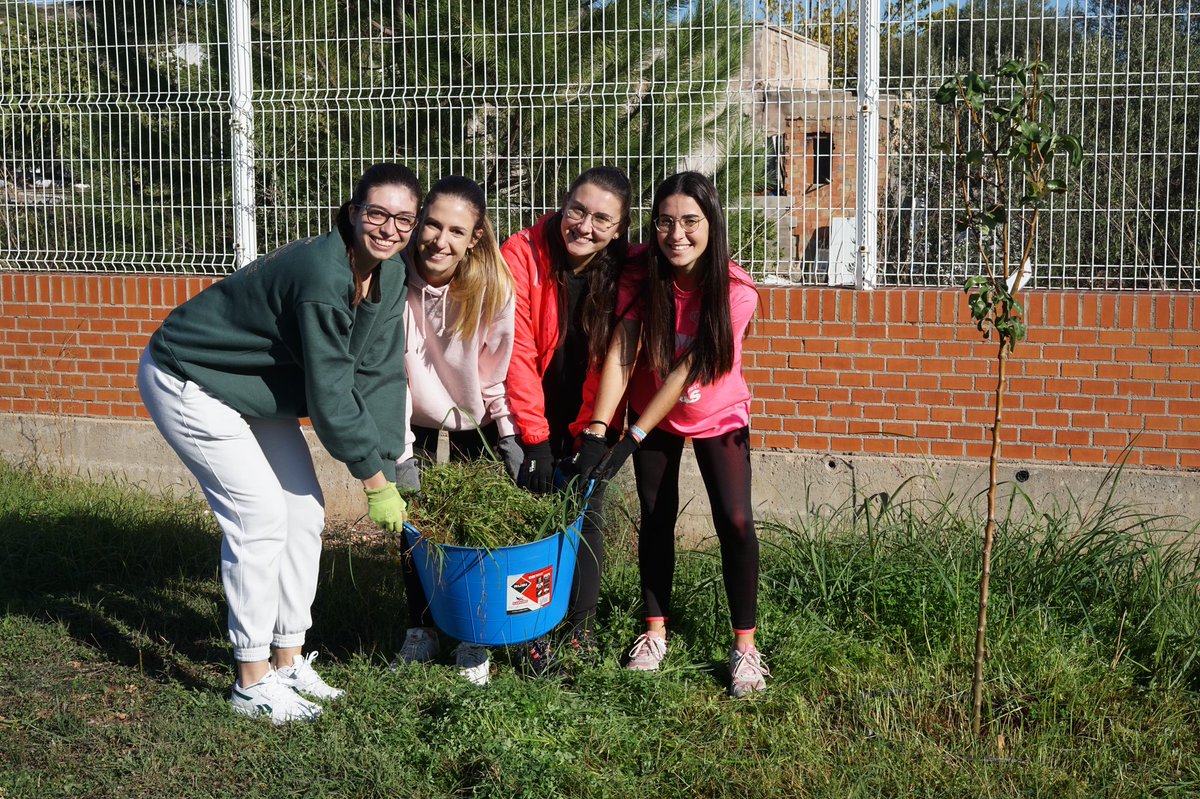 LemoineBlanca's tweet photo. ¡Hoy hemos visitado el huerto! 🌱🍄🌼🌷🍌🍐🥕🍂 Ha sido una experiencia que no solo nos ha servido para desconectar, sino también para aprender mucho 😯 Y si nosotras nos lo hemos pasado taaan bien, ¿cómo creéis que se lo pasarán los niños y las niñas? 👩🏼‍🌾🫢 #MI1832 https://t.co/QC4dpHiXFe