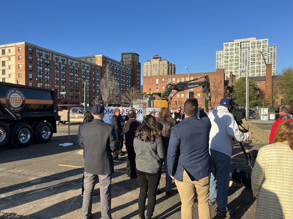 NewHavenED's tweet photo. Excited that this day is finally here! #Square10 groundbreaking (FKA #VeteransMemorialColiseum). Multiphase project will include affordable housing, new life science tower and interesting public spaces! Congrats #SpinnakerRealEstate, @cityofnewhaven &amp; @CTDECD teams! Stay tuned! https://t.co/fIPab8YOah