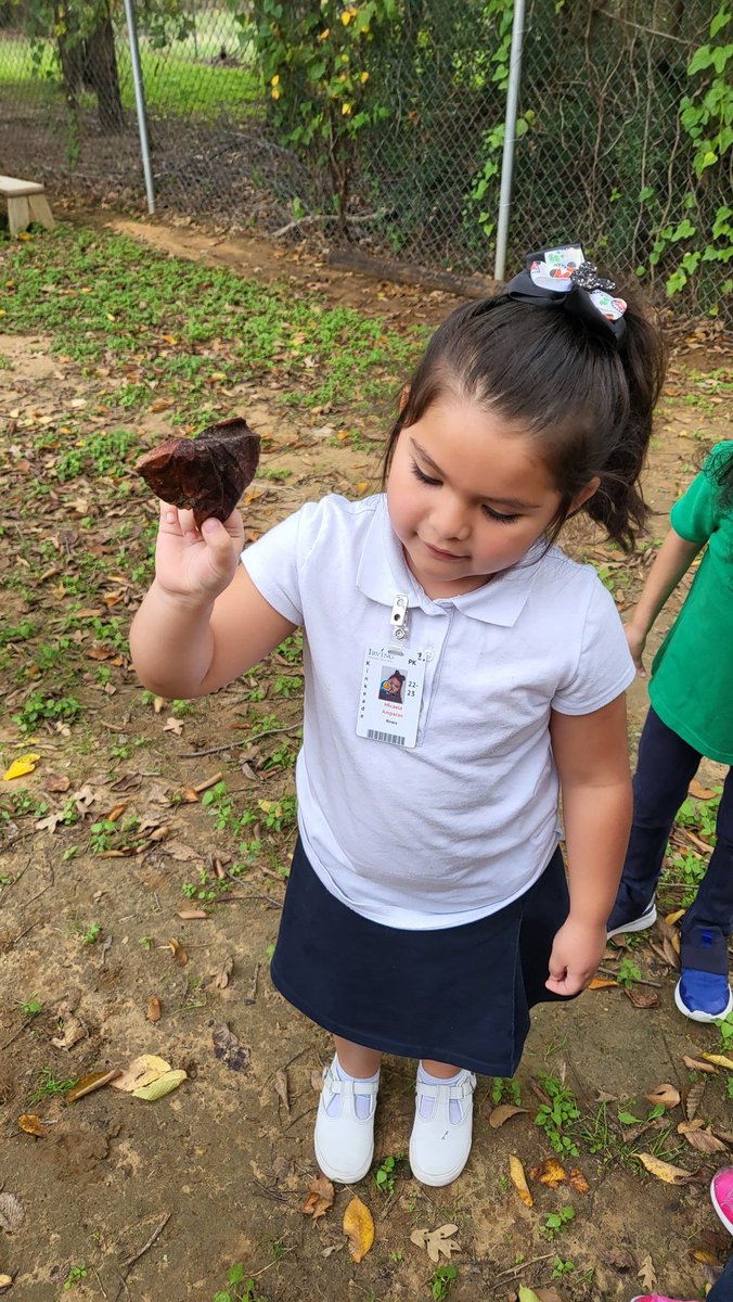 Rivera_Prek's tweet photo. More scavenger hunt fun #FallColorFunDay @KinkeadeECS @MrsFloyd0419 https://t.co/OInCHjlMnZ