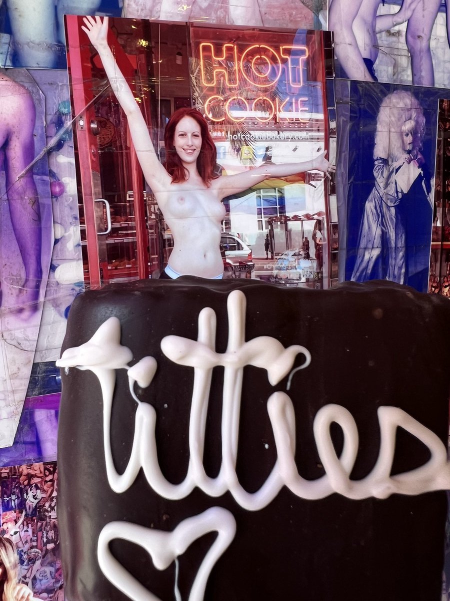 lucientelford's tweet photo. Down at the #castro it’s tough to miss @hotcookiesf #sf #amwriting #purecontent #fiction #NaNoWriMo22 
Chocolate dipped brownie. Yum! https://t.co/zzVFEzxIc4