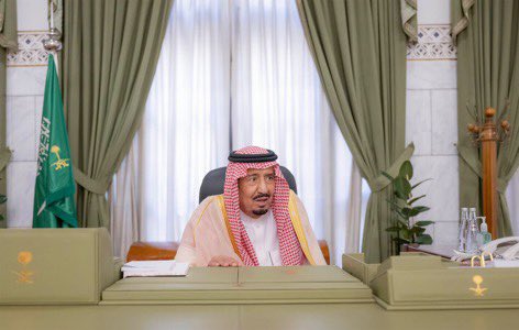 قصر الحكم مازيننه مبانيه
ولا زينه فرشه وغالي كنبها
يزينه سلمان لامن جلس فيه
ابو فهد زين المعاني كسبها

#فيصل_المفقاعي 
#الملك_سلمان_يزور_قصر_الحكم