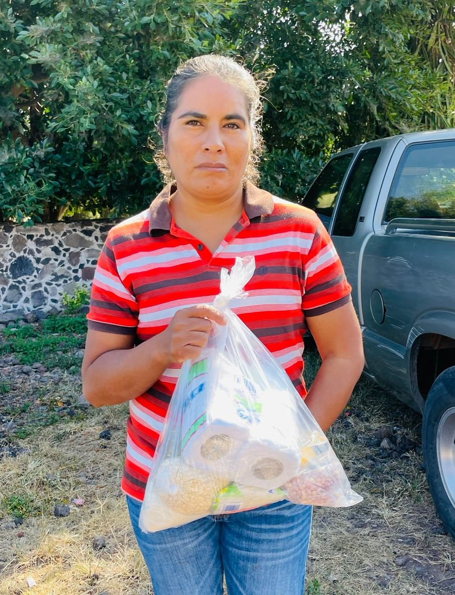 DifYuriria's tweet photo. En busca del bienestar social y apoyar a la economía familiar, la Alcaldesa Ma. de los Ángeles López Bedolla en coordinación con el DIF Municipal Yuriria entregaron en la comunidad Orucuaro apoyo de #despensas. https://t.co/GvVwHE6vtq