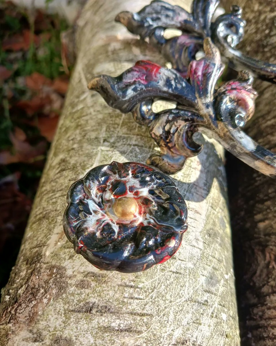 PappyPourPaints's tweet photo. ⚜️(Available) Vintage Pour Painted French Louis XVI Style Ornate Provincial Drawer Pulls⚜️ Link is in bio to purchase. #ArtistOnTwitter #painting #Artists #vintagestyle #Antique #Abstract #abstractart #abstractpainting https://t.co/Ac9RD6GRgc