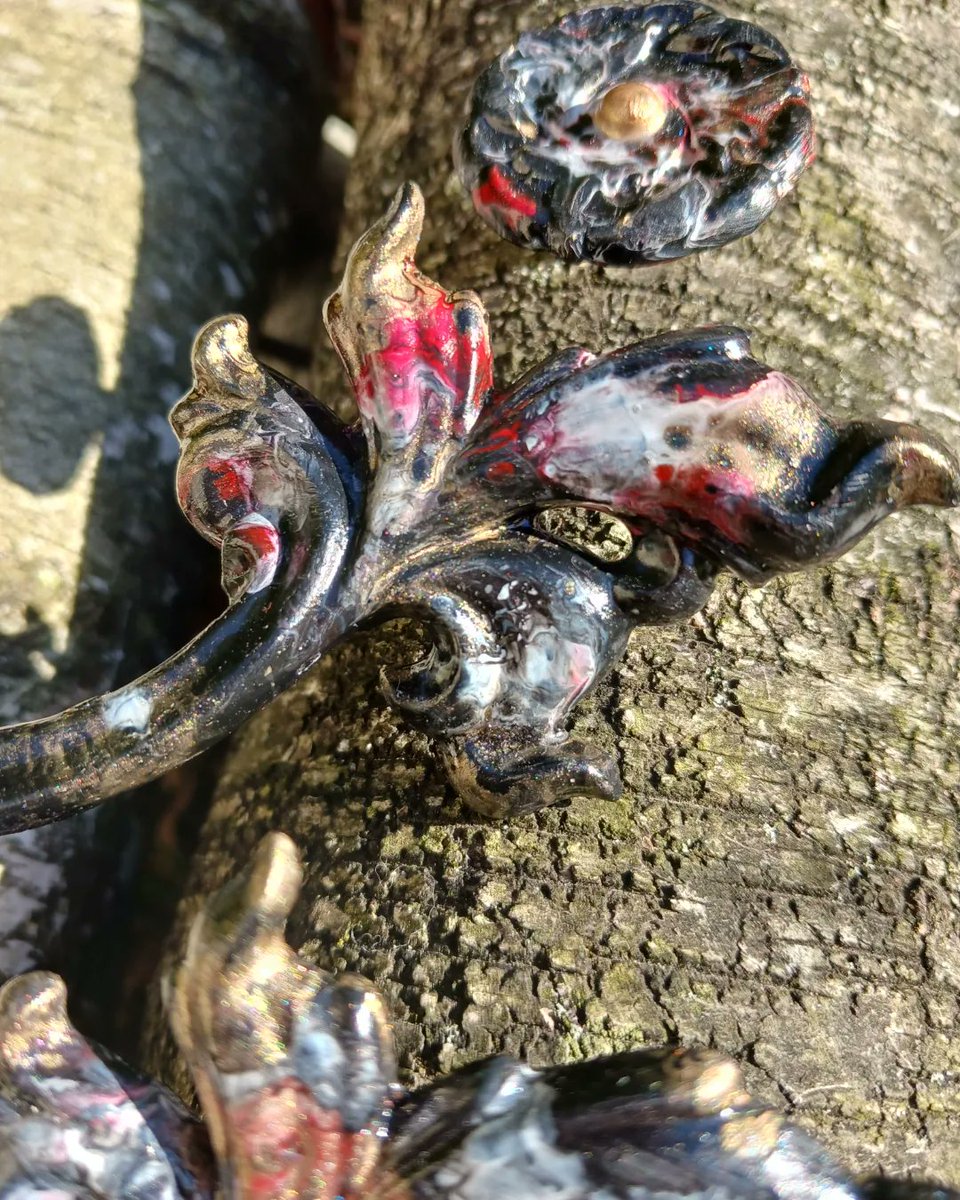 PappyPourPaints's tweet photo. ⚜️(Available) Vintage Pour Painted French Louis XVI Style Ornate Provincial Drawer Pulls⚜️ Link is in bio to purchase. #ArtistOnTwitter #painting #Artists #vintagestyle #Antique #Abstract #abstractart #abstractpainting https://t.co/Ac9RD6GRgc