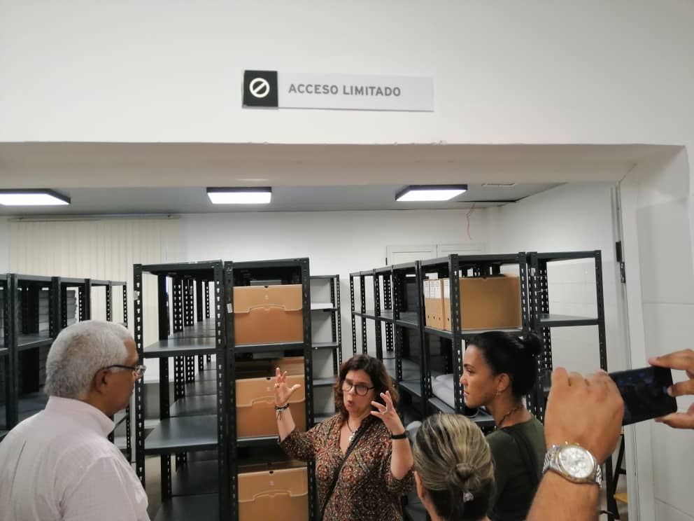 Oscar_CubaTSP's tweet photo. Hoy visitamos la sede del Colegio San Gerónimo  y conocimos la maravillosa obra de conservación del patrimonio documental de la Oficina del Historiador de La Habana. Gracias @perla_rosales64 y todo el equipo de trabajo que siguen la obra de amor de Eusebio Leal. @CubaMinjus https://t.co/miXZoZURM0