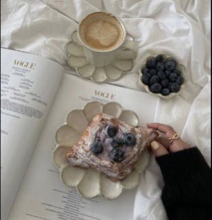 SelectVibes's tweet photo. Blueberry croissant https://t.co/kzwgYdR9La