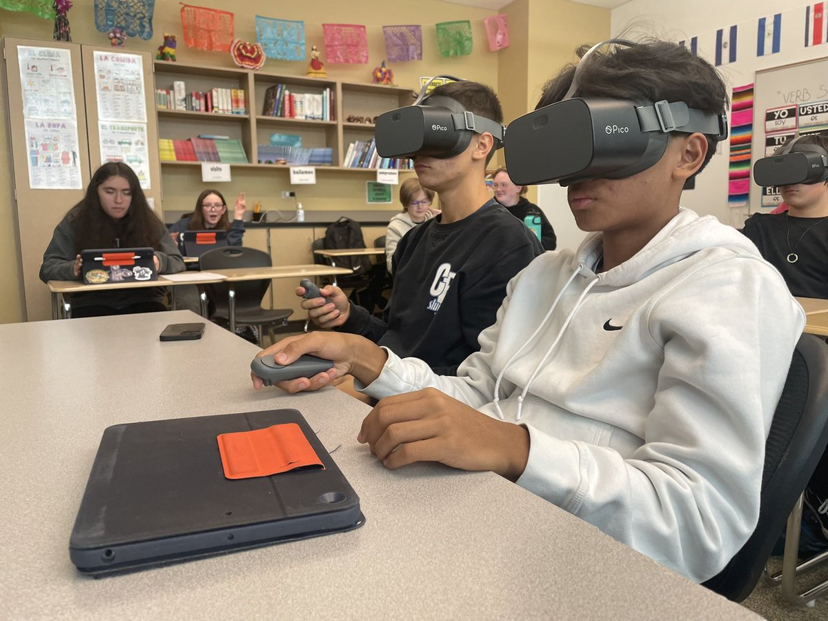FHS Spanish 1 students are using Virtual Reality to Learn &amp; improve fluency in a real life scenarios w/ native speakers &amp; a wide range of cultural virtual experiences! Traditional Spanish instruction paired with this VR makes for a powerful combination! <a href="/SVVSDsupt/">Jackie Kapushion, Ed.D.</a> #stvrainstorm