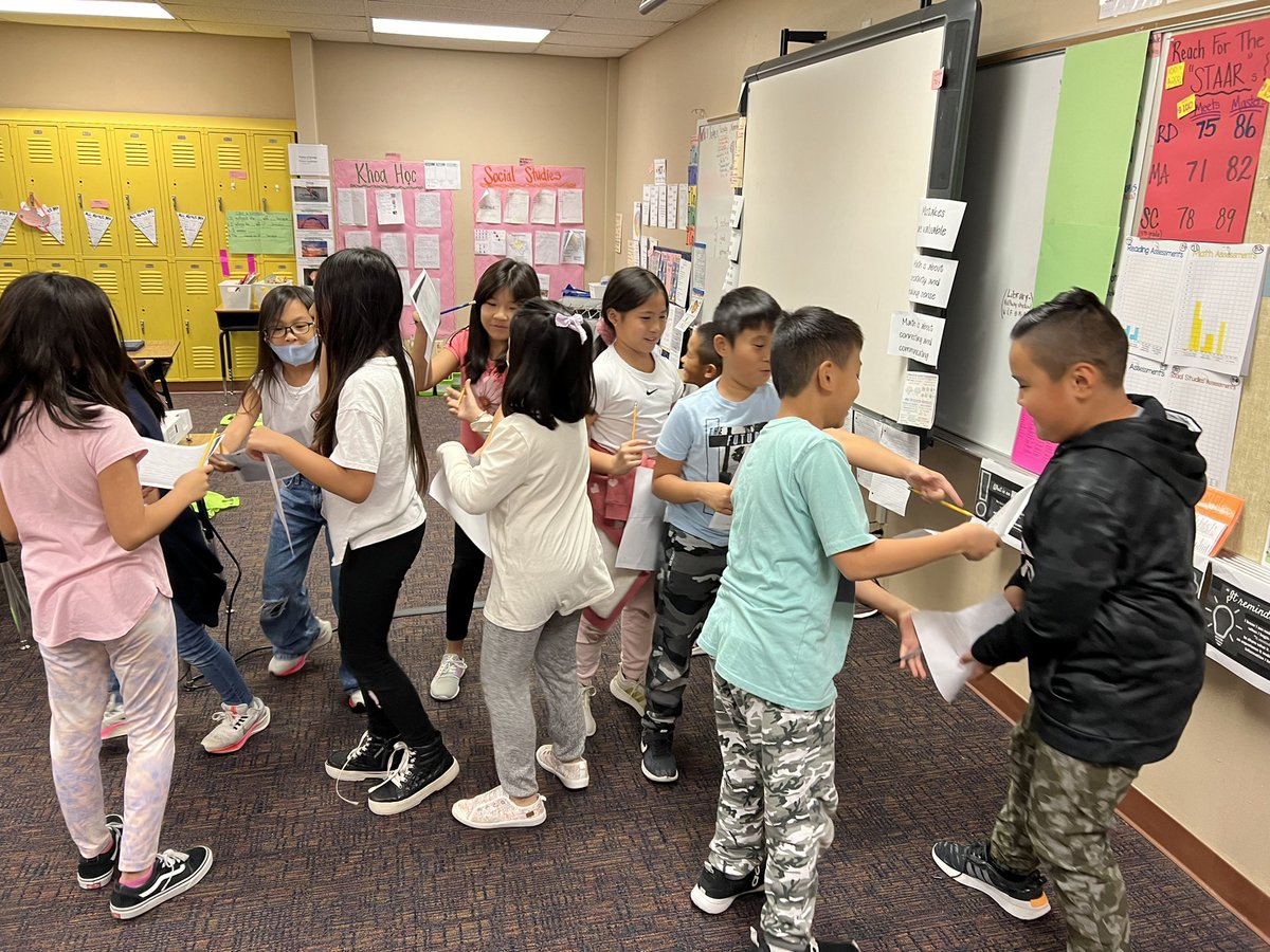 AmyThanhLay's tweet image. Cô Amy’s 4th graders tackling this @lead4ward strategy: Idea Shuffle for the Nov #MathKISDMonthlyChallenge like it’s nothing! They had fun mixing, trading, and rating! @KISDMathSquad @ParkviewKISD