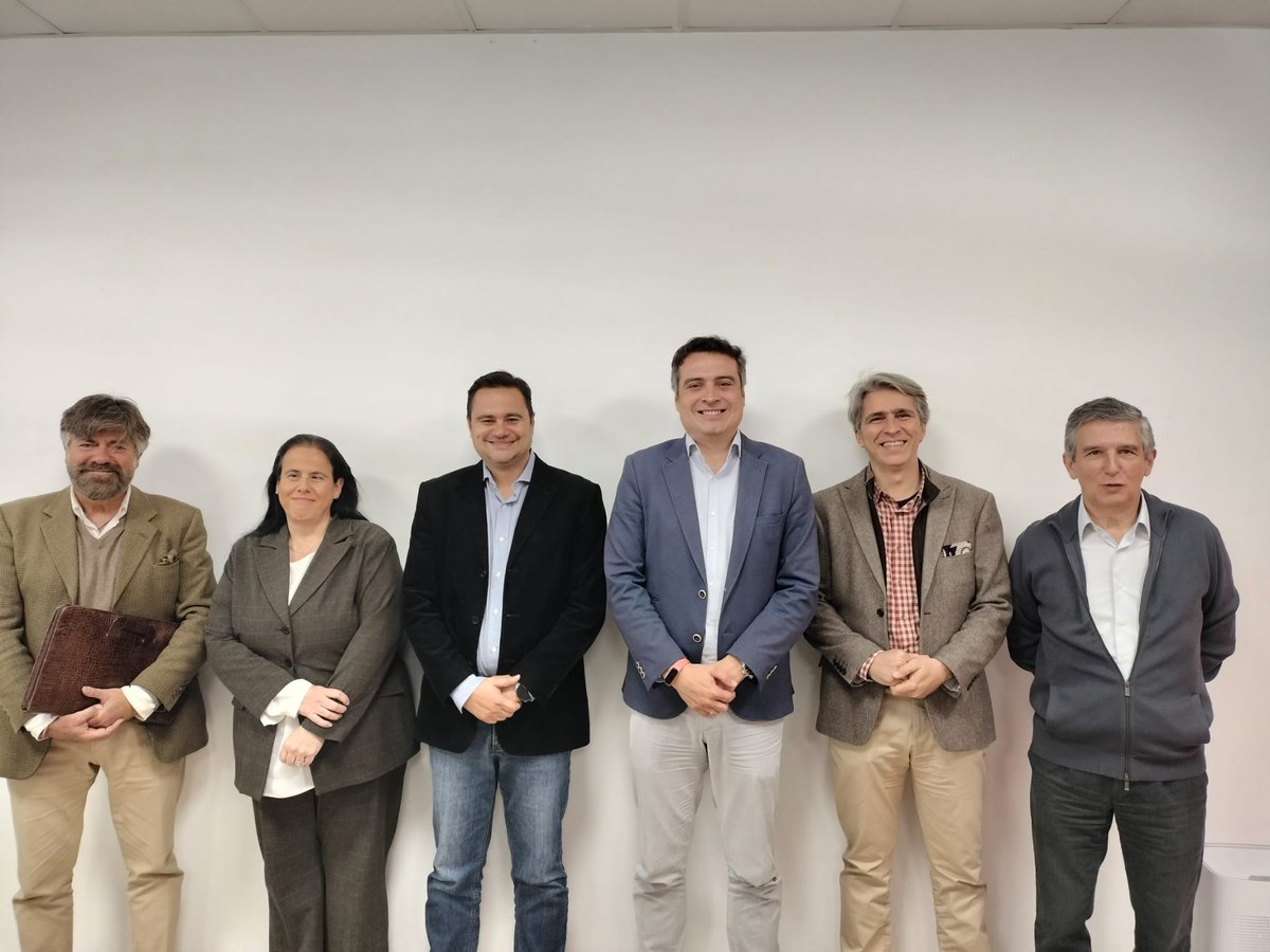 IglesiasJavi's tweet photo. @aesece_Es se ha reunido con la Dirección Gral de Educación Concertada en el @colegiovedruna Gracias a Jorge Elías y a Soledad por el tiempo dedicado y por el compromiso de seguir trabajando juntos por la #enseñanza #concertada. @educacmadrid @emilio_daz @flopeztapia1 @MI_AMIGUEL https://t.co/xlMBvf5Owd