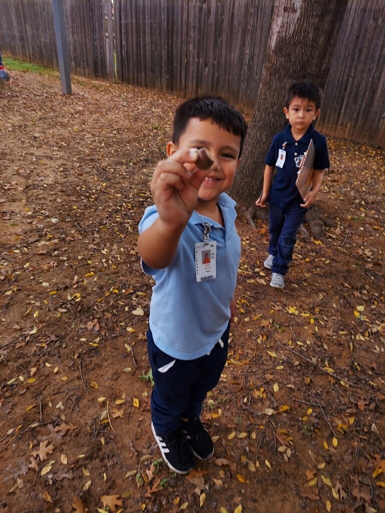 Rivera_Prek's tweet photo. More Scavenger Hunt fun #FallColorFunDay @KinkeadeECS @MrsFloyd0419 https://t.co/XuiheUqgV6