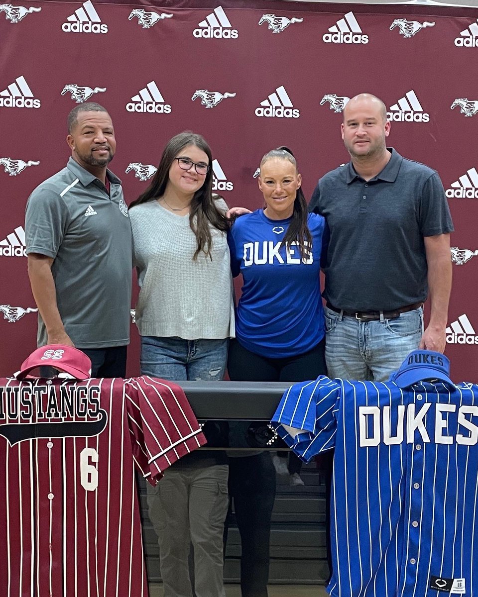 coachD25_'s tweet photo. Signed✍🏽Congratulations Khloe!!!!!@Khloeg1206 @coachclairg @SESoftball1222 @LadyDukesYork https://t.co/6NcprLTxUW