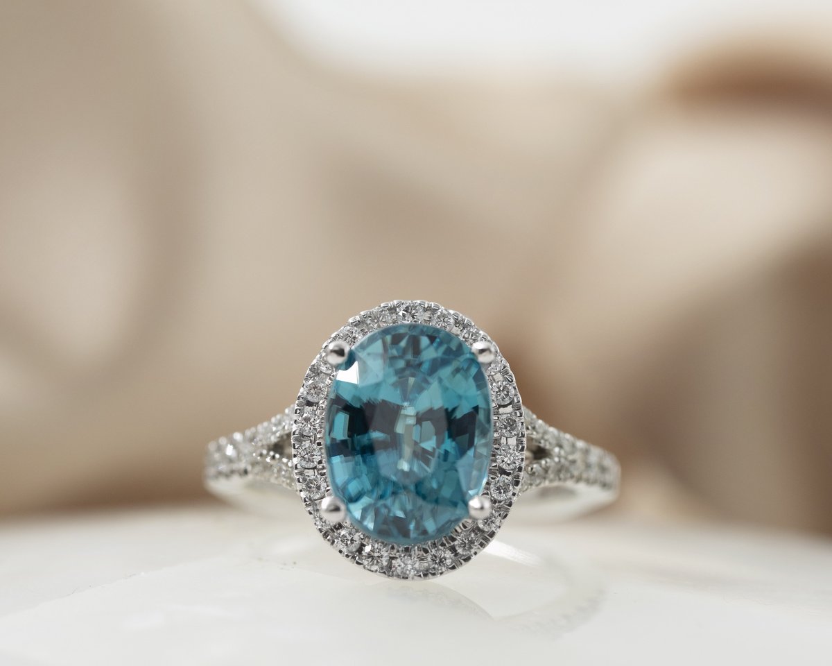 TheDiamondRoom's tweet photo. She'll take center stage with a dazzling blue topaz and diamond ring! 💎
#thediamondroom #siouxfallsjewelry #yourloveyourstory #diamond #diamondring #bluetopaz https://t.co/uLwajhlIWI
