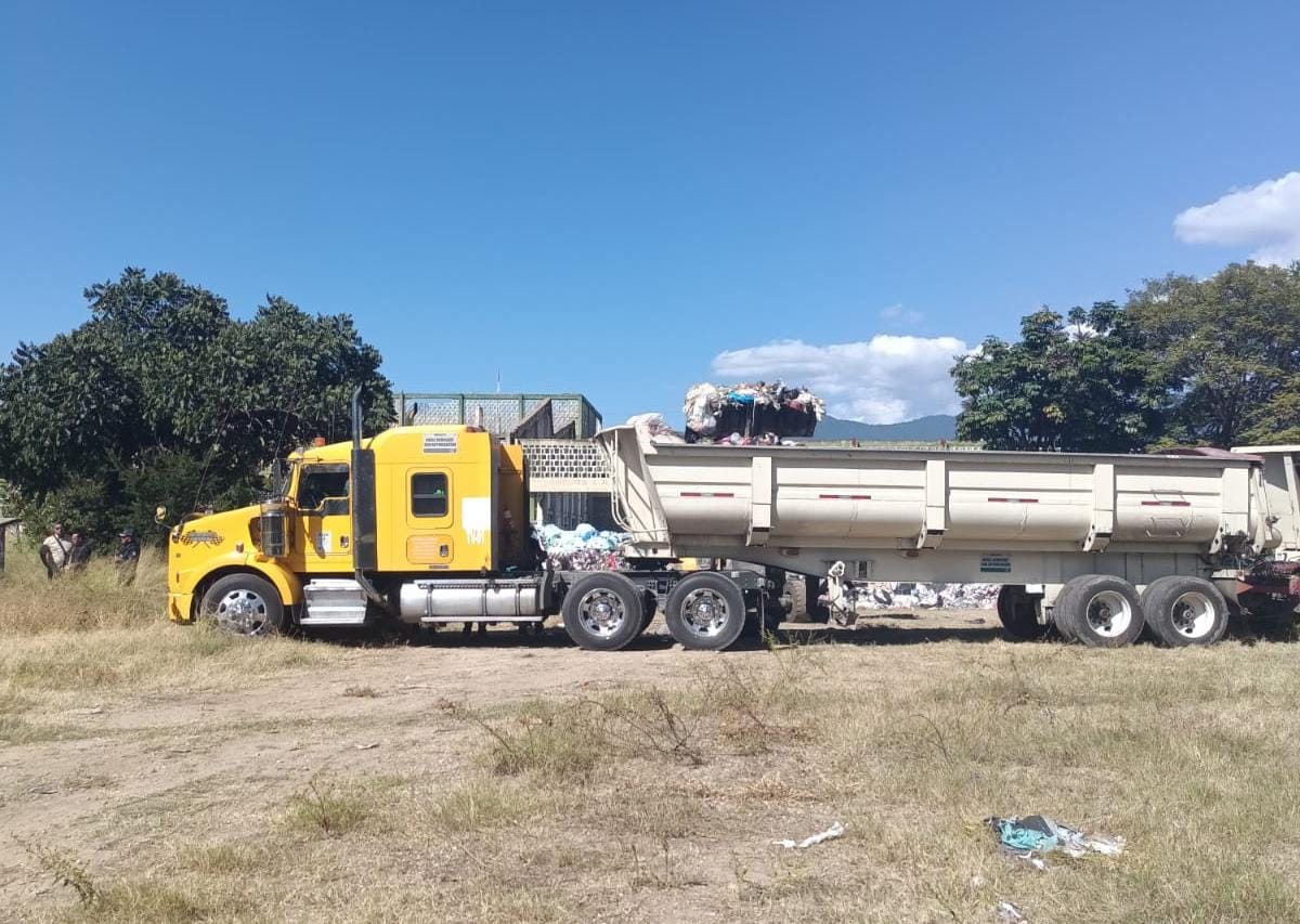 nathanoax's tweet photo. Un mal fario persigue a terrenos de antigua fábrica #Triplay, rehén del primer tomo del #Carteldeldespojo. Ya no fue sede del Archivo Agrario Nacional. Ya no lo quieren ni como relleno sanitario emergente. Retiran basura ante protesta @OaxPress @MunicipioOaxaca @SEGEGO_GobOax https://t.co/nQs5xcBN4i