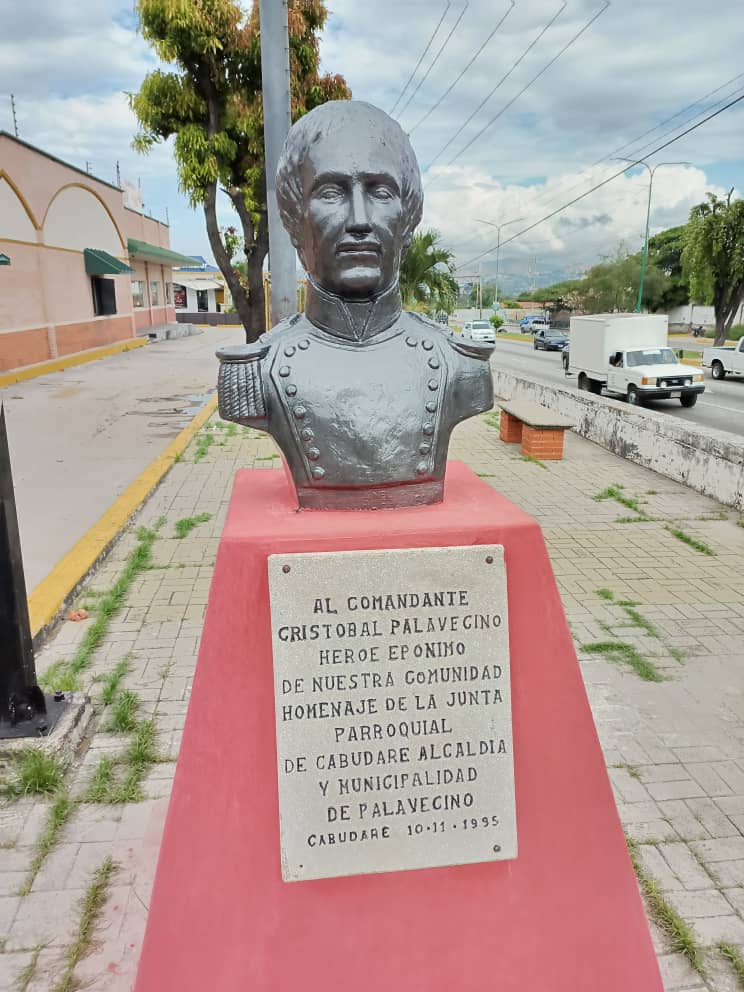 segundo_castil's tweet photo. Yo Tomas Castillo hace 20 días denuncie  por esta vía las condiciones deplorable de el busto de nuestro prócer Cristóbal Palavecino me siento contento que un grupo de personas atendieran mi idea y reclamo y recuperaron la escultura dañada pendiente de más.... https://t.co/fBWlHfYjdc