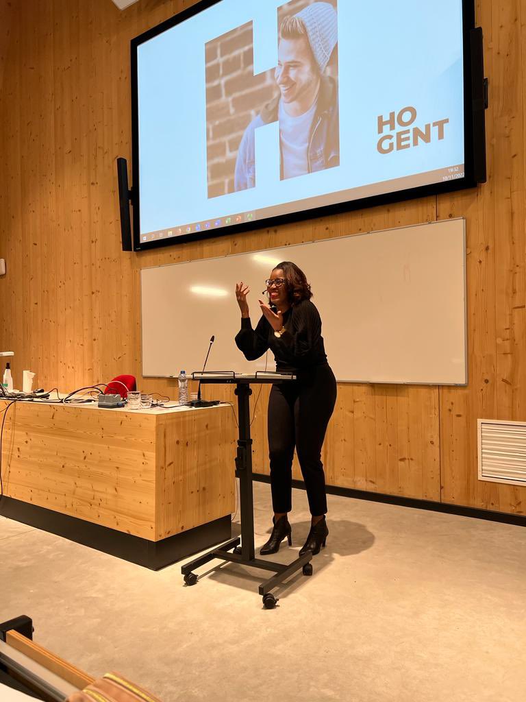 Assita_Kanko's tweet photo. Kippenvel. Bedankt #HoGent voor de uitnodiging en de 150 studenten en docenten verpleegkunde voor jullie vragen. Ik heb mijn verhaal mogen vertellen, over kwetsbaarheid, mijn eenzame plek,  andere gevolgen van genitale verminking &amp; de zoektocht naar zelfbeschikkingsrecht. #endFGM https://t.co/efyEzTncNw