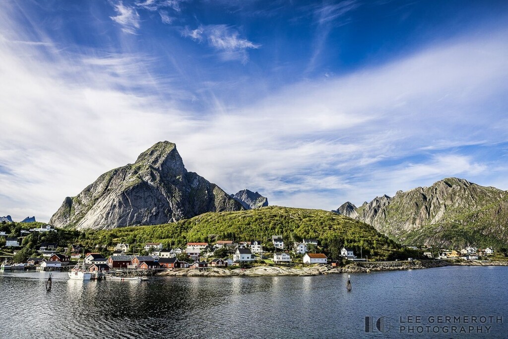 LeeGPhoto's tweet photo. Reine. 

I loved all of these classic fisherman towns along the winding coast of Lofoten nestled beneath giant towering mountains. In some ways,  the towns felt very much like Maine lobstering villages, but then you would look up at the jagged peaks all … https://t.co/VMjxqCoyUl https://t.co/c5gTnVmFMC