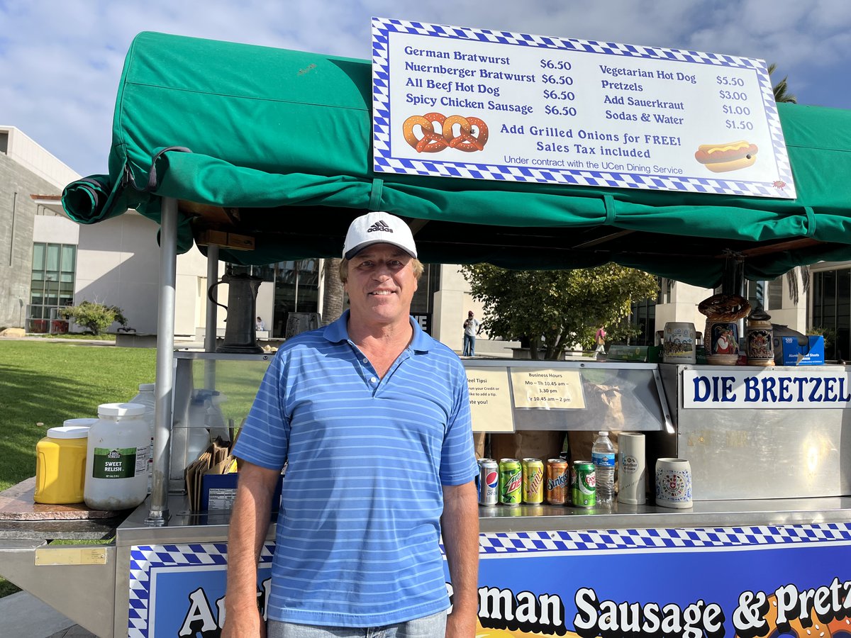 HumansofUCSB's tweet image. 𝐏𝐞𝐭𝐞𝐫 𝐆𝐚𝐮𝐦 𝐚𝐬 𝐭𝐨𝐥𝐝 𝐭𝐨 𝐉𝐞𝐧𝐧𝐢𝐟𝐞𝐫 𝐘𝐨𝐬𝐡𝐢𝐤𝐨𝐬𝐡𝐢
𝐎𝐰𝐧𝐞𝐫 𝐨𝐟 𝐃𝐢𝐞 𝐁𝐫𝐞𝐭𝐳𝐞𝐥

"If you eat a croissant on campus, know that it’s from my bakery, Debbie’s Delights. It’s where we make all the pretzels and buns for the stand..."