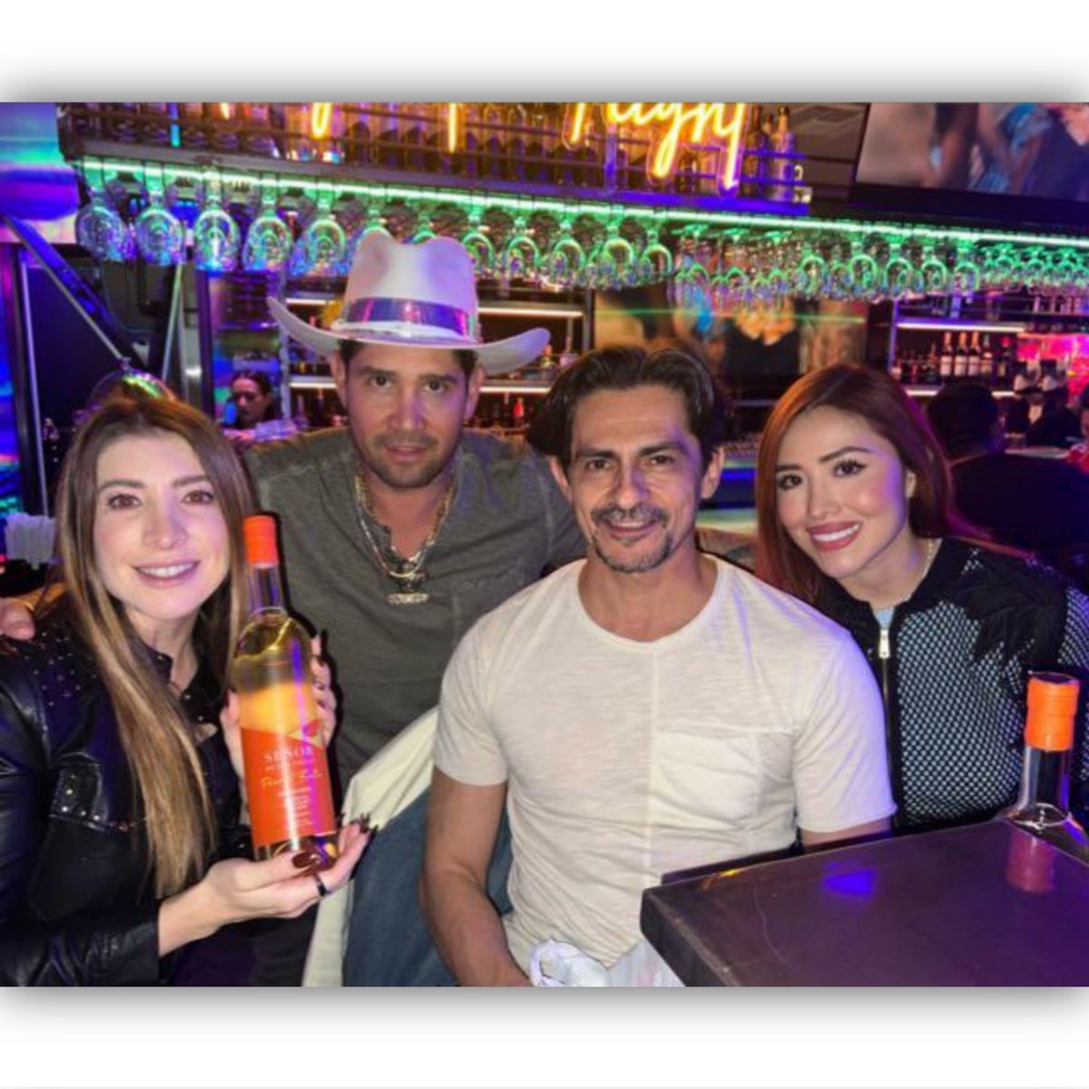 Restaurante, cantina, Bar, música, super ambiente, menú y al 👁️ del amo. Muy buena compañía en pleno ♥️ de West Hollywood. 
ㅤ
Gracias Mr. Tempo y Brenda por su amable hospitalidad. 
¡Vaya anécdotas! 🍻
ㅤ
#MrTempo #KingAndQueenCantina #PepeSuarez #FelizJueves