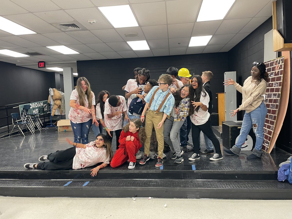 TheatreJaguar's tweet photo. My Theatre Babies did a wonderful job tonight! Good job! #10waystosurvivethezombieapocalypse #jordanunited #nisdfinearts #jordanignited https://t.co/rTwBoGJRqn