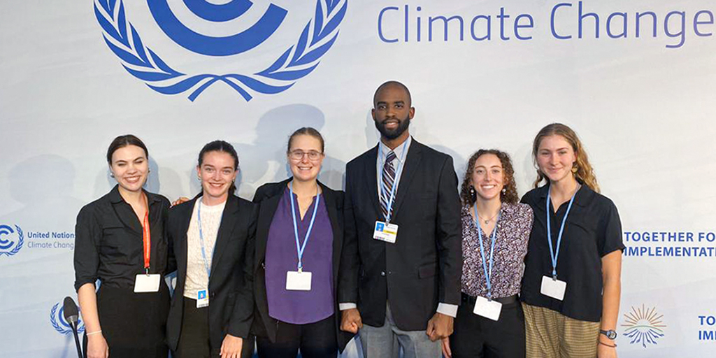 @MonashUni Bachelor of Commerce and Global Studies student Jade Hameister OAM discussed her experience volunteering with @saef_arc and what she learnt during her polar expeditions as part of a youth-led press conference at #COP27 discussing climate action. 🌏💡