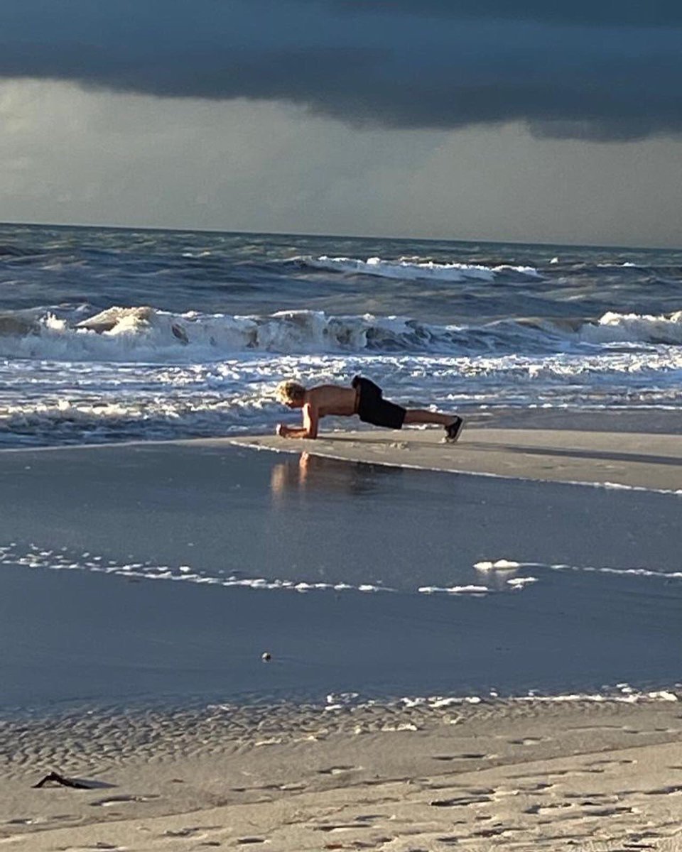 Dave_Goreham's tweet photo. Friday 11/11 DG planking I’ve done 300 minutes / 5hrs so far if you could donate £20 between 09:00 and 10:00 then Sponsors will match your donation with another £20 Save a father brother uncle or friend with a simple donation 👍👍 thank you in advance 🤞😎 https://t.co/OrunonlmoU https://t.co/JqcLSv4Av3