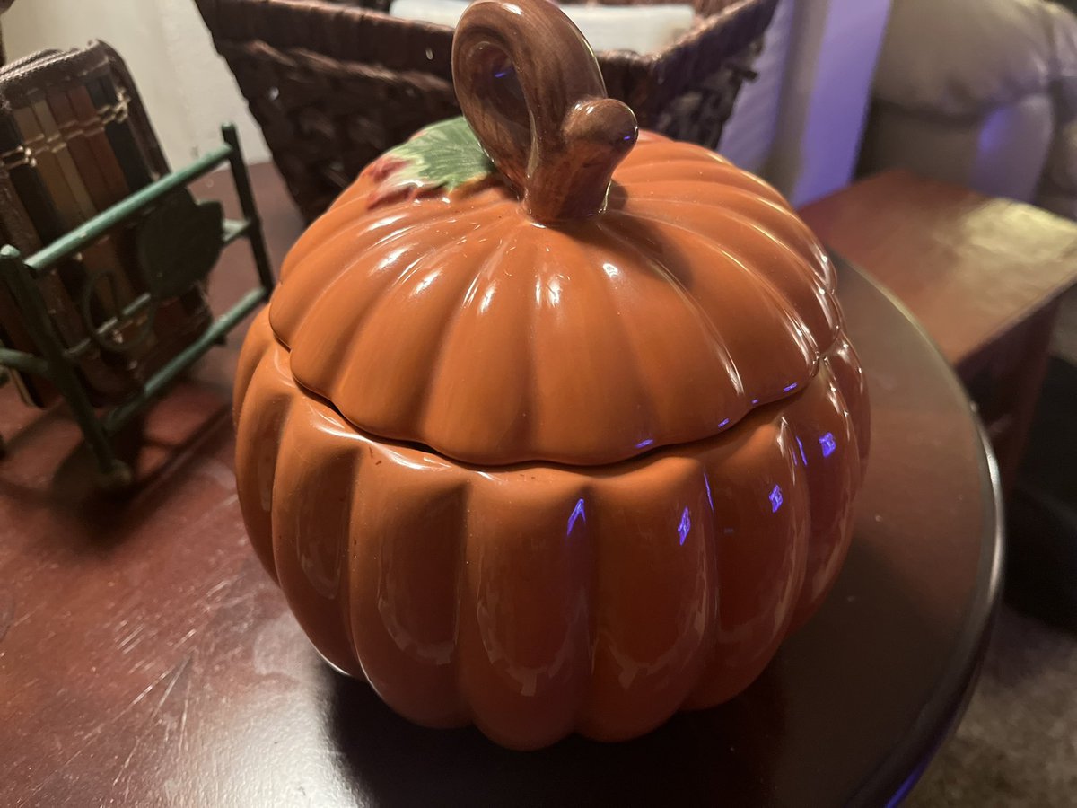 SportsHeather's tweet photo. Getting my Thanksgiving decorations up on my off day https://t.co/MarlZUssF5