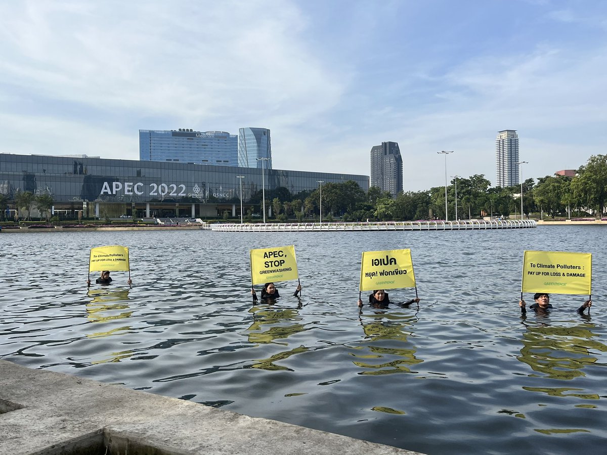 greenpeaceth's tweet photo. รัฐบาลไทยต้องหยุดฟอกเขียว! 

นักกิจกรรมกรีนพีซประเทศไทยกางป้ายผ้าที่มีข้อความ “เอเปค หยุดฟอกเขียว” ถ่ายภาพเพื่อต้อนรับผู้นำที่จะมาประชุม #APEC เรียกร้องให้หยุดฟอกเขียวและต้องแก้ปัญหาวิกฤตสภาพภูมิอากาศอย่างจริงจัง #หยุดฟอกเขียว https://t.co/kek3t9OsaK