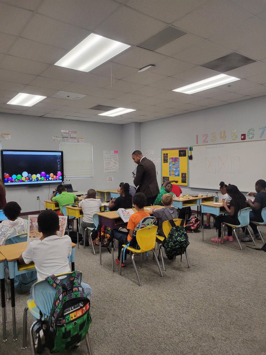 MyHearneISD's tweet photo. Great visit from Mr. Hoard #RelayEducation #LearnInHearne π―π―π― https://t.co/IsNu551XgA