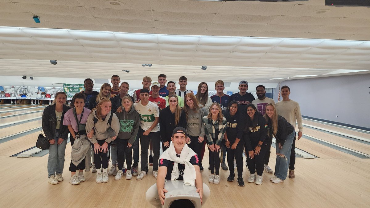 There is no need to spare us, we know we should stick to tennis, but what a fun evening!

#team #endofseason #teambonding