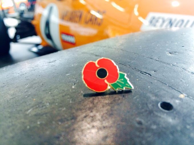 19Nobu's tweet photo. 日本じゃホントに馴染みがない😞
※まあ、イギリス時間でしょうが……マクラーレンがむかし上げてたケシの花バッチ😅 https://t.co/4w6oRhYnYH