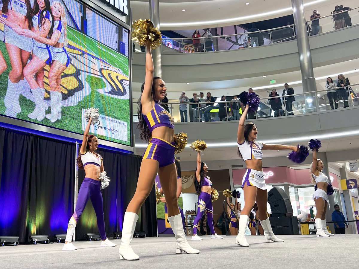 mallofamerica's tweet image. The Minnesota Vikings Cheerleaders brought the cheer + energy tonight! 💜 #MVC2022 #SKOL