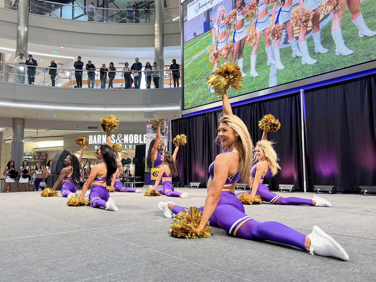 mallofamerica's tweet image. The Minnesota Vikings Cheerleaders brought the cheer + energy tonight! 💜 #MVC2022 #SKOL