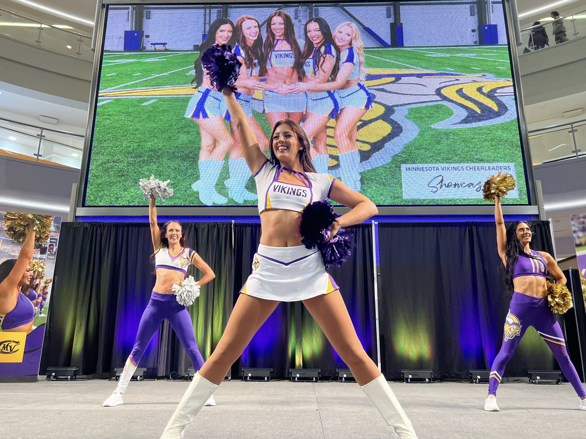 mallofamerica's tweet image. The Minnesota Vikings Cheerleaders brought the cheer + energy tonight! 💜 #MVC2022 #SKOL