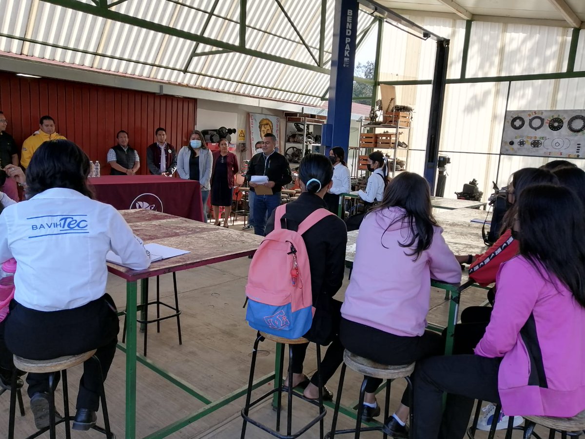 PNUD_Mexico's tweet photo. Asistieron alrededor de 15 aprendientes del bachillerato BAVIHTEC, representantes del #IMMX y del @PNUD_Mexico , dispuestas a aprender, realizar las prácticas, exponer sus dudas e intercambiar risas. https://t.co/UArS5topaU