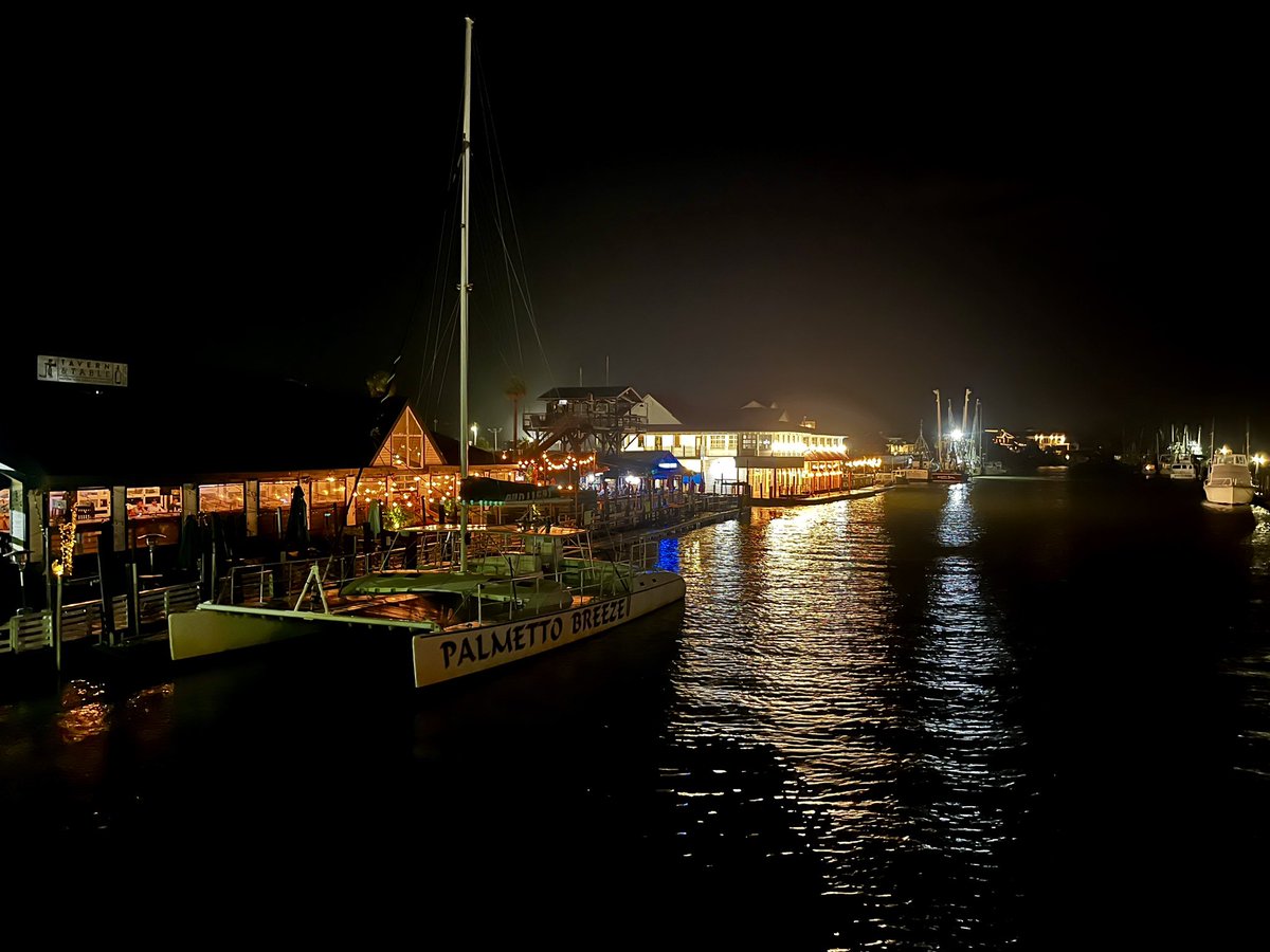 cyndemwalton's tweet photo. Shem Creek tonight
#chs #shemcreek #mountpleasant #waterfront #NightPhotography https://t.co/SM0C4PijZe