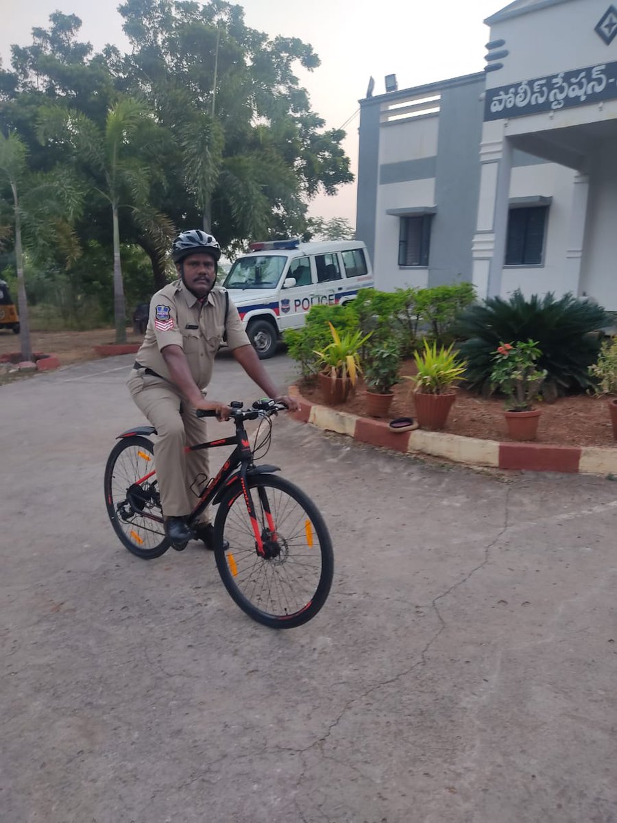 hcggroup2's tweet photo. Mr. Raju head constable madikonda commutes to office 20kms to and fro, spreading 🅒🅨🅒🅛🅔 🅣🅞 🅦🅞🅡🅚 and inspiring many @DCP_WESTZONEWRL @HiWarangal @MC_GWMC @cpwrl @warangal_nit @cyberabadpolice @TelanganaCOPs https://t.co/q72rni6R9s