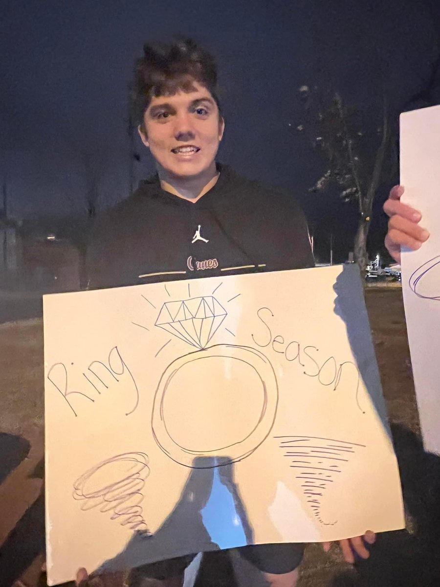 It’s not everyday our guys get to switch roles but when they do, it looks a little something like this! 
Bring it home ladies! 💍🏆💜
<a href="/CartersvilleCh1/">Cartersville Cheer</a>, best of luck at state! #Canes #GreatToBeInTheVille #PurpleReign