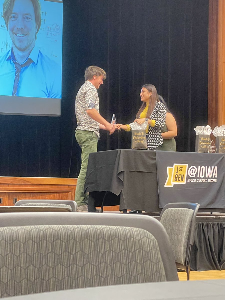 cheolsoh's tweet photo. After years of efforts to provide chances for the first generation college students to experience actual neuroscientific research, @Wessel_Lab  won an award for outstanding first generation student advocacy. Please join me in congratulating Jan for receiving this precious award! https://t.co/zMNE1Suz4d