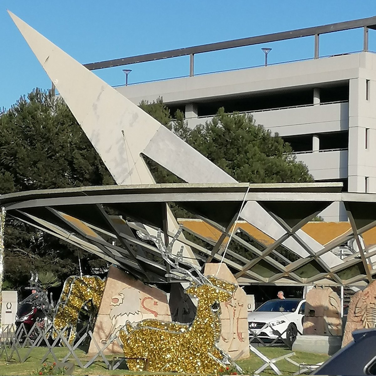 Something not quite right about Christmas decorations and blue sky 🎅😎