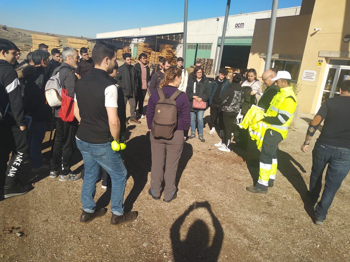 fpmaderaymueble's tweet photo. Visita a empresas del sector  #maderaymueble #aserradero #acm #ayuntamientodecuenca #pinasa #grupolosan #formacionprofesional #programasprofesionales #formacionprofesionalbasica #gradomedio  #gradosuperior #casascolgantes #educaciónfuenlabrada #datsur #iesaranguren #gracias https://t.co/EQEdkS0wn9